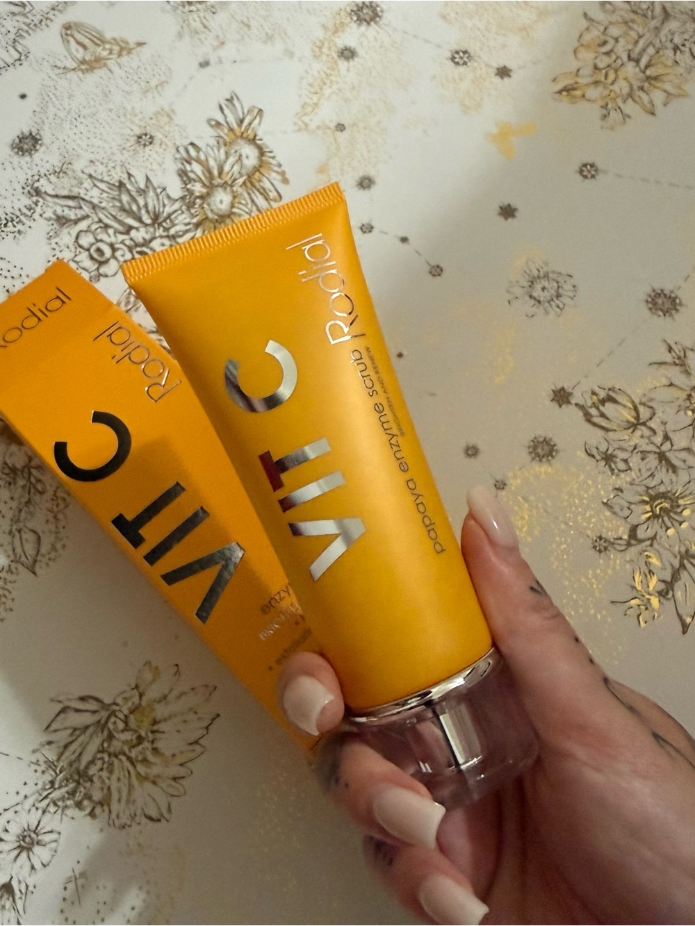 Rodial VIT C Papaya Enzyme Scrub - Yellow